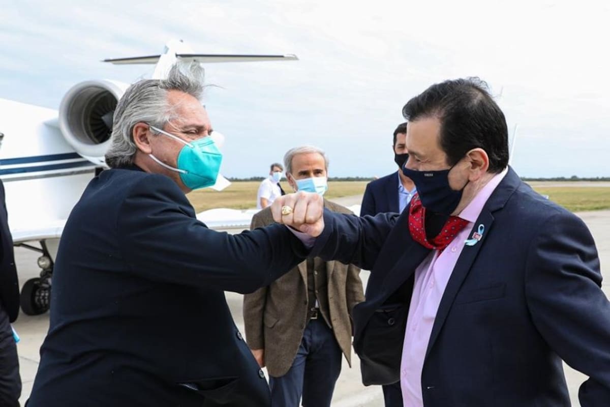 Alberto Fernández fue recibido por el gobernador santiagueño y aliado político Gerardo Zamora