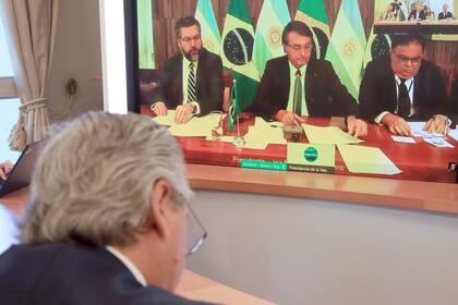 El presidente Alberto Fernández llamó a dejar atrás "las diferencias del pasado" en su primera conversación con el presidente de Brasil, Jair Bolsonaro
