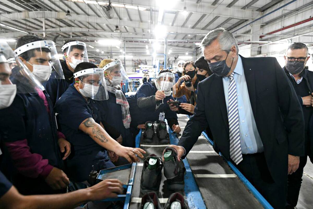 Alberto Fernández, hoy, en una planta de calzado deportivo en Chivilcoy