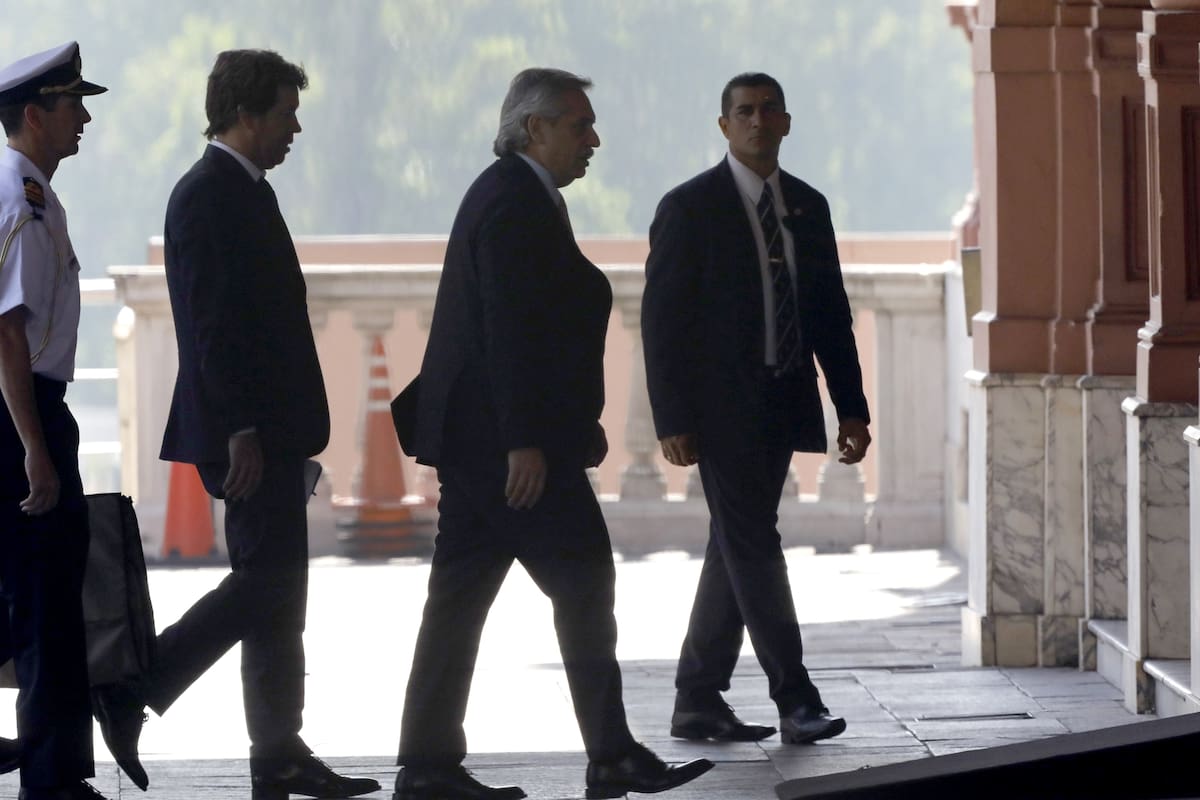 Alberto Fernández ingresa a la Casa de Gobierno con el vocero Juan Pablo Biondi
