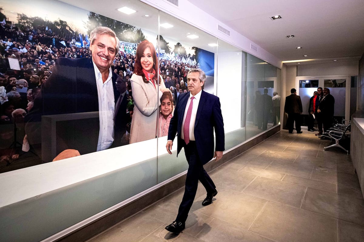 Alberto Fernández ingresando al bunker