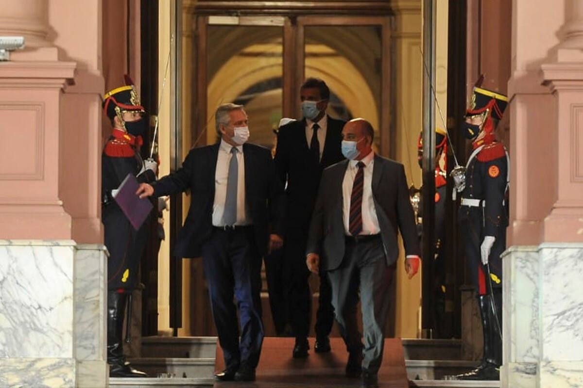 Alberto Fernández, Juan Manzur y Sergio Massa saliendo de la Casa Rosada