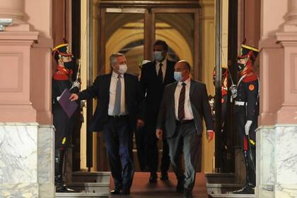Alberto Fernández, Juan Manzur y Sergio Massa saliendo de la Casa Rosada