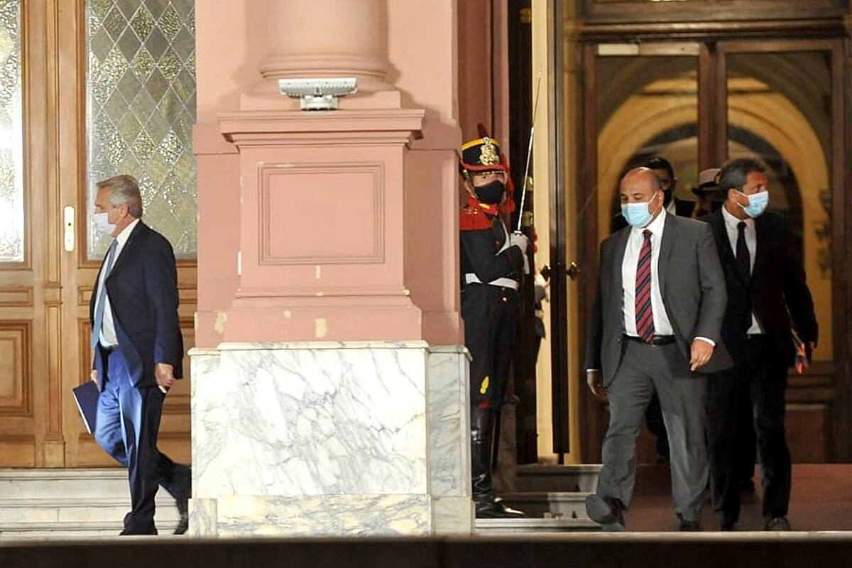 Alberto Fernández, Juan Manzur y Sergio Massa se retiran de Casa Rosada