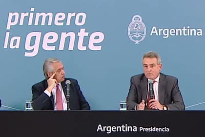 Alberto Fernández junto a Agustín Rossi este martes en la Casa Rosada