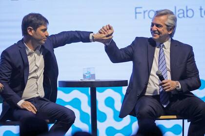 Alberto Fernández junto a Axel Kicillof durante la inauguración de una planta de medicamentos