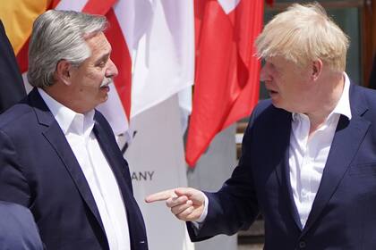 Alberto Fernández junto a Boris Johnson en la foto de familia del G-7