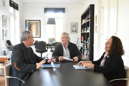 Alberto Fernández, junto a Cristina Caamaño y Agustín Rossi