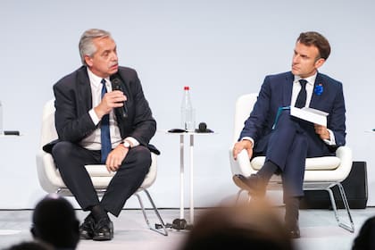 Alberto Fernández junto a Emmanuel Macron durante su gira por Francia