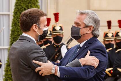 Alberto Fernández junto a Emmanuel Macron en París; el Presidente intentó olvidar en Europa los tironeos internos en su Gobierno