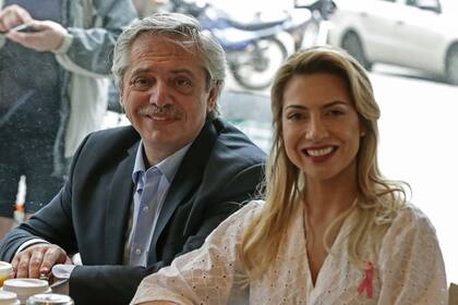 Alberto Fernandez junto a Fabiola Yañez en un café de Puerto Madero, en 2020