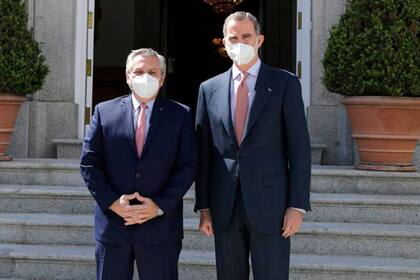 Alberto Fernández junto a Felipe Vl en el Palacio de la Zarzuela