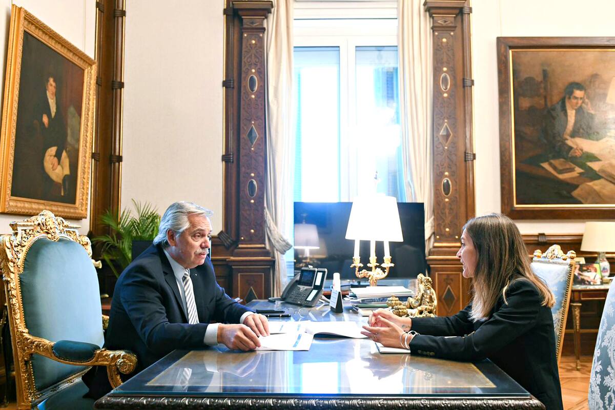 Alberto Fernández junto a Fernanda Raverta, titular de la Anses.
