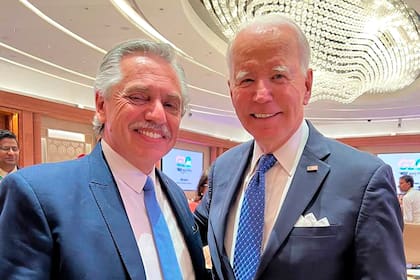 Alberto Fernández junto a Joe Biden durante su encuentro en la India en el marco del G-20