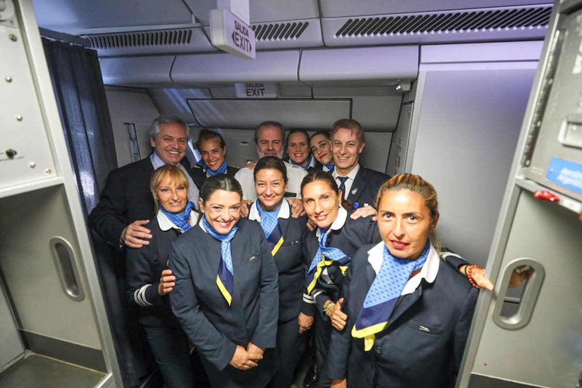Alberto Fernández junto a la tripulación de Aerolineas