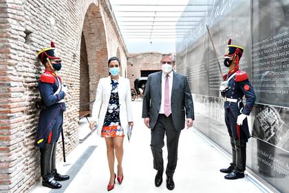 Alberto Fernández junto a Luana Volnovich