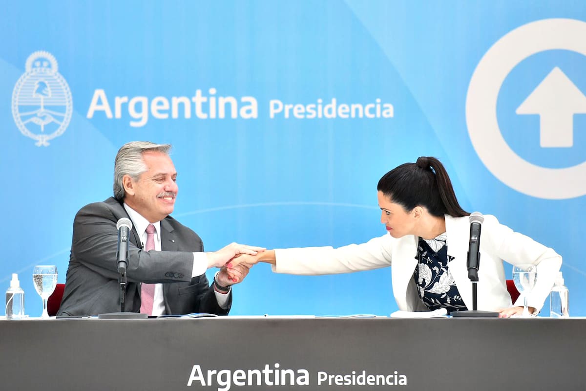 Alberto Fernández junto a Luana Volnovich