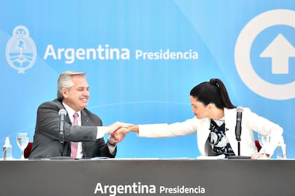 Alberto Fernández junto a Luana Volnovich