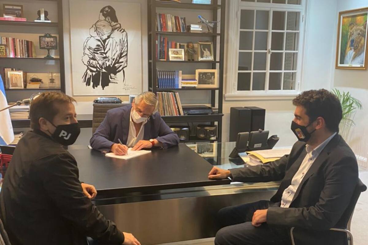 Alberto Fernández, junto a Mariano Recalde y Juan Manuel Valdés