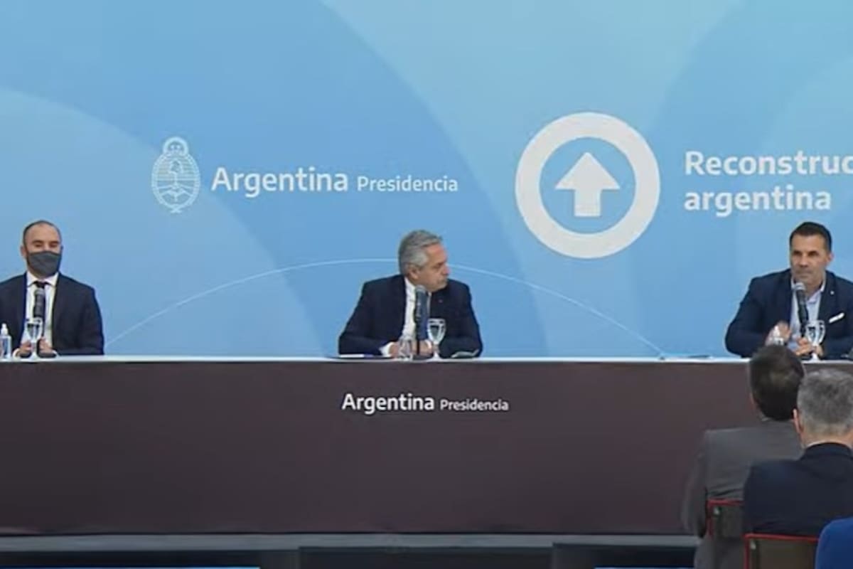 Alberto Fernández, junto a Martín Guzmán y Darío Martínez, en la presentación del proyecto