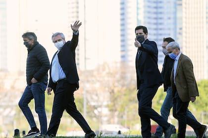 Alberto Fernández, junto a Máximo Kirchner y Eduardo de Pedro, en camino al acto
