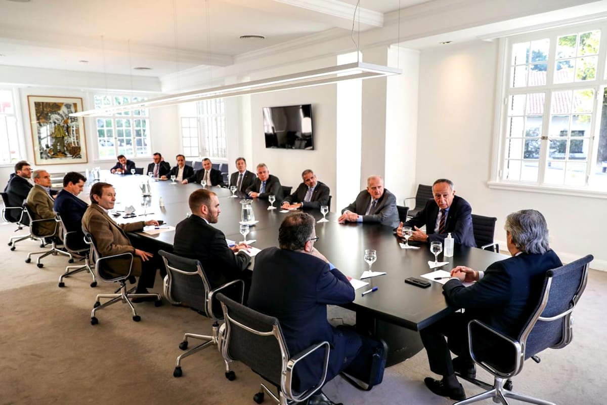 Alberto Fernández junto a miembros del gabinete reunidos con empresarios