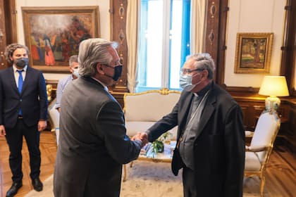 Alberto Fernández junto a monseñor Oscar Ojea