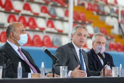 Alberto Fernández, junto a Perczyk y Manzur, en un acto en Morón en el que pidió por la vacunación de los alumnos