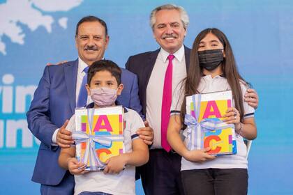 Alberto Fernández junto a Ricardo Quintela, gobernador de La Rioja, quien podría convocar a votar a fines de abril del 2023.