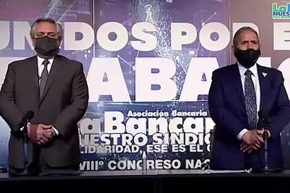Alberto Fernández junto a Sergio Palazzo en el Congreso Nacional Bancario