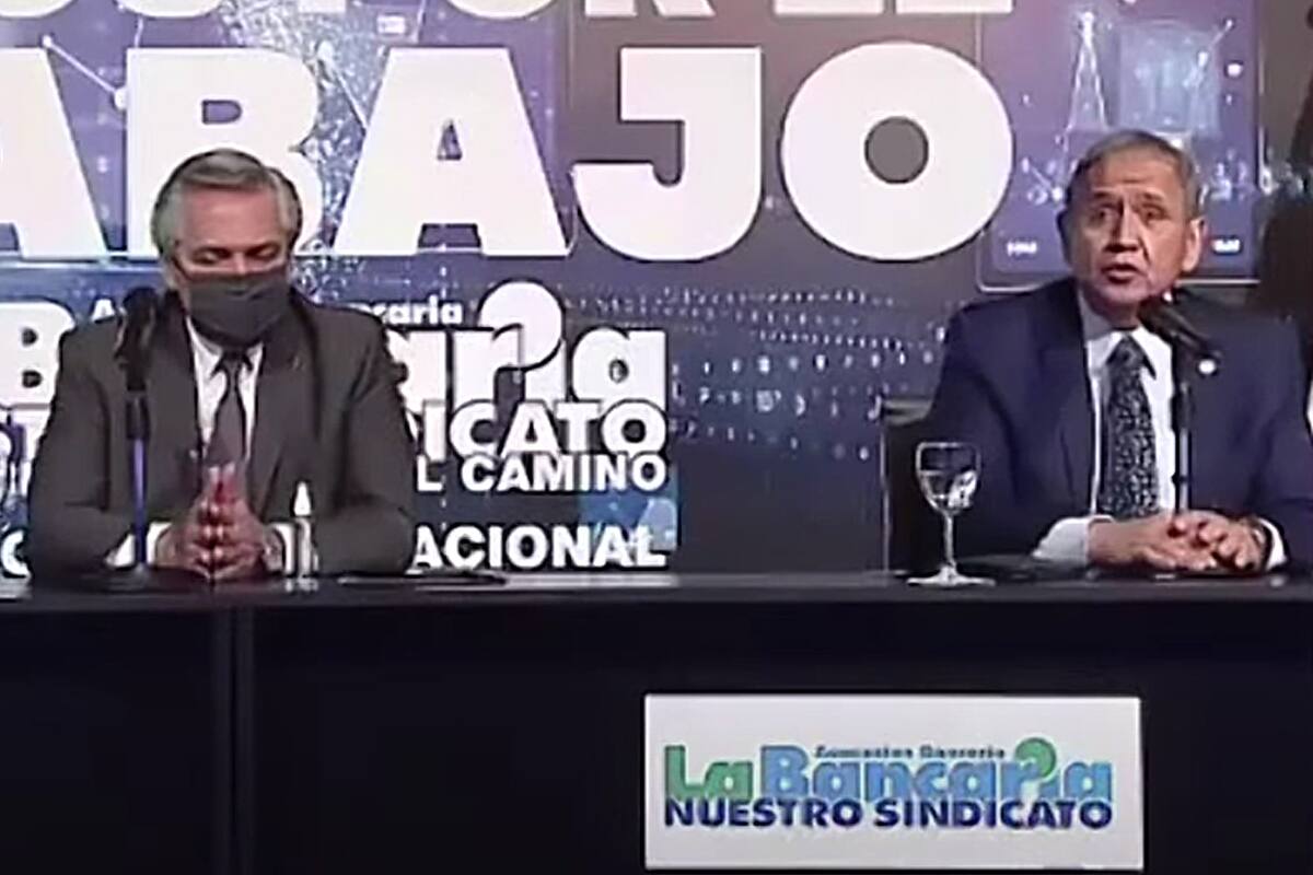 Alberto Fernández junto a Sergio Palazzo en el Congreso Nacional Bancario