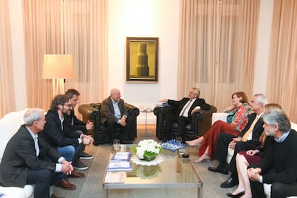 Alberto Fernández junto a Stiglitz y a otros economistas y miembros de la Cepal en Olivos