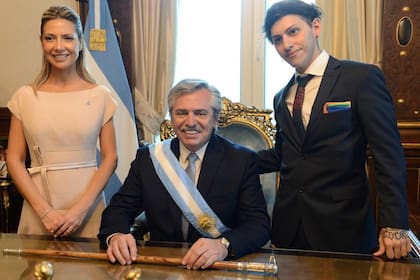 Alberto Fernández junto a su hijo Estanislao y su pareja Fabiola Yáñez, en el sillón presidencial.
