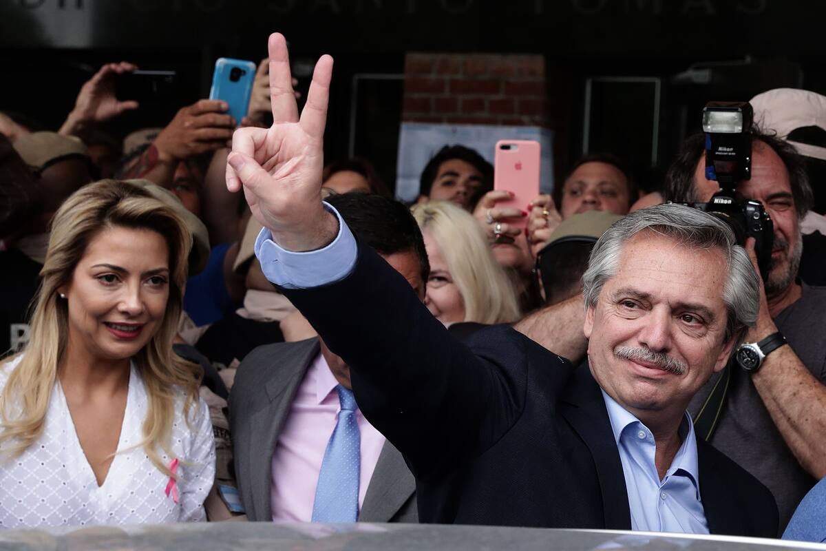 Alberto Fernández junto a su pareja Fabiola Yañez, luego de votar en la UCA