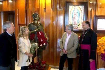 Alberto fernández junto a su pareja y Felipe Solá en la iglesia de Guadalupe en la ciudad de México