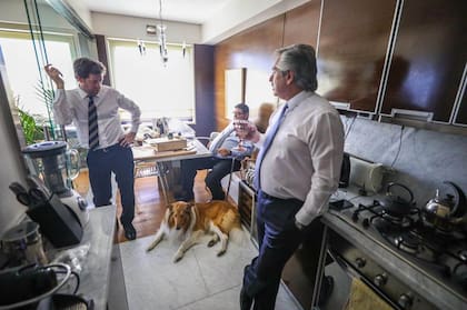 Alberto Fernández junto a sus asesores y su perro Dylan antes de partir hacia el Congreso para asumir como Presidente