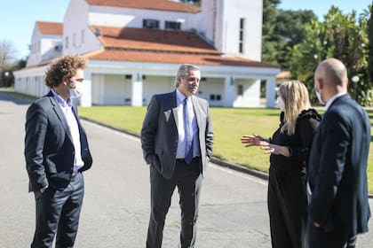 Alberto Fernández, junto a Tomás Karagozian y Marysol Rodríguez, de la UIA joven