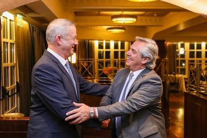 Alberto Fernández, junto al exgeneral Benny Gantz, líder centrista y jefe de la oposición al premier israelí Benjamin Netanyahu