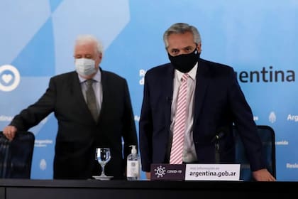 Alberto Fernández, junto al exministro de Salud, Ginés González García