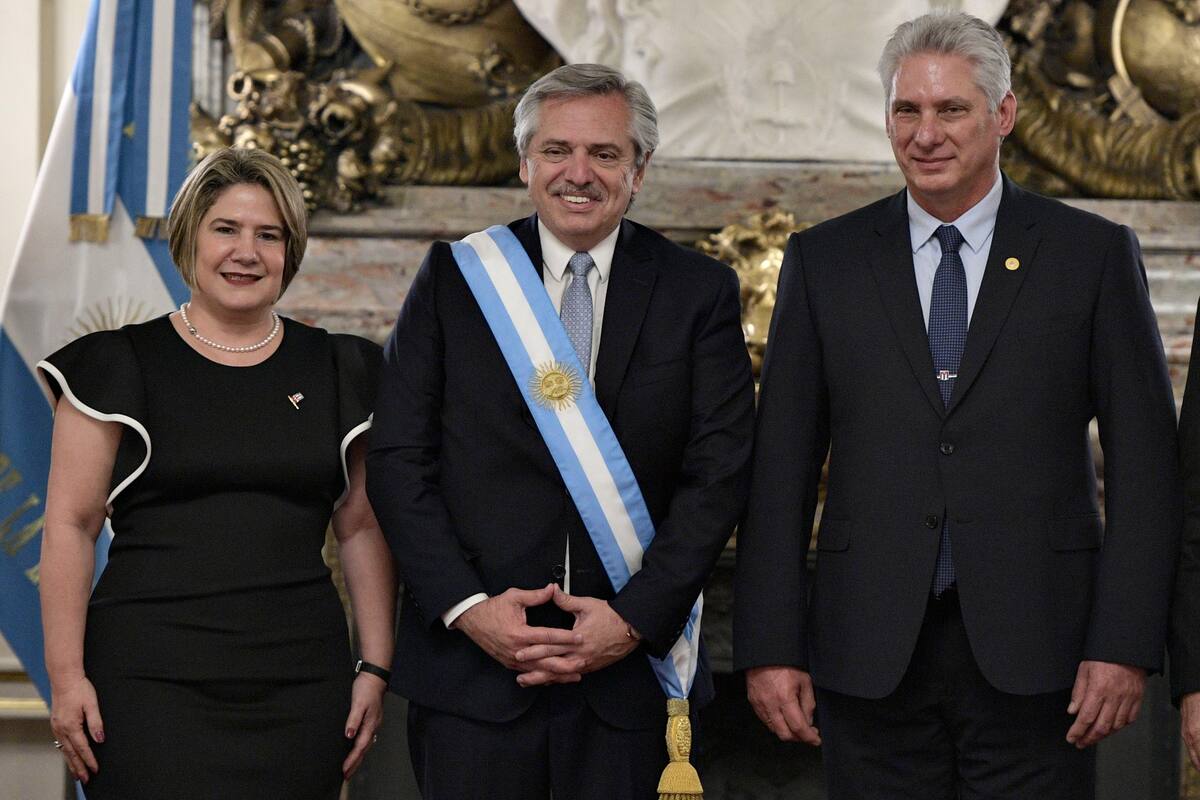 Alberto Fernández junto al presidente de Cuba Miguel Díaz-Canel y su esposa Lis Cuesta