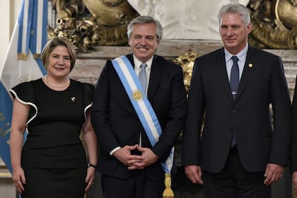 Alberto Fernández junto al presidente de Cuba Miguel Díaz-Canel y su esposa Lis Cuesta