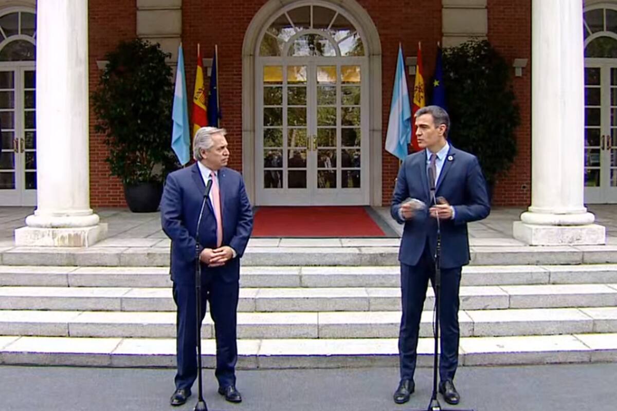 Alberto Fernández junto al presidente de España, Pedro Sánchez