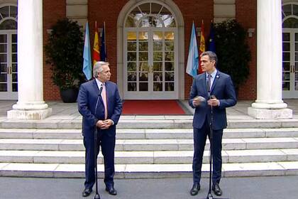 Alberto Fernández junto al presidente de España, Pedro Sánchez