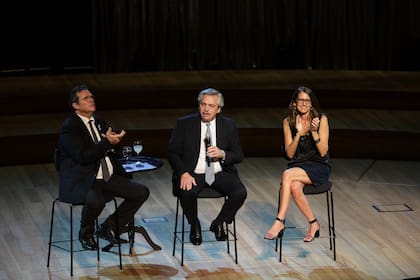 Alberto Fernández junto con Tristán Bauer y Elizabeth Gómez Alcorta