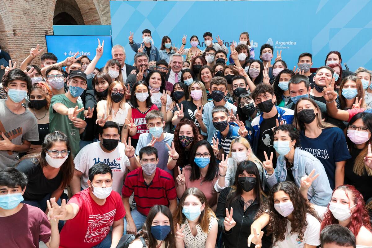 Alberto Fernández junto Máximo Kirchner en la presentación de la nueva etapa de las becas Progresar