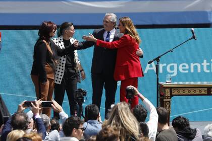 Alberto Fernández le tomó juramento a las nuevas ministras Victoria Tolosa Paz, Raquel Kismer de Olmos y Ayelén Mazzina