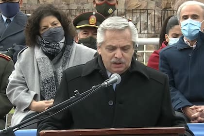 Alberto Fernández lee su ayuda memoria en medio de su discurso en Salta