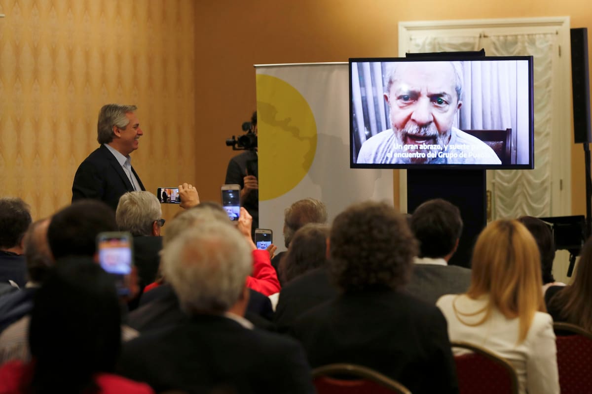 Alberto Fernández, mientras miraba el video de Lula da Silva en la cumbre del Grupo de Puebla