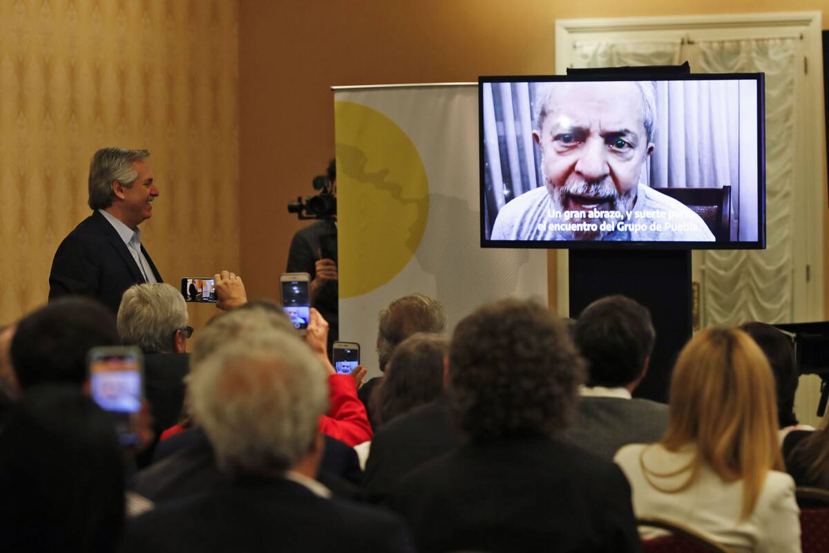 Alberto Fernández, mientras miraba el video de Lula da Silva en la cumbre del Grupo de Puebla