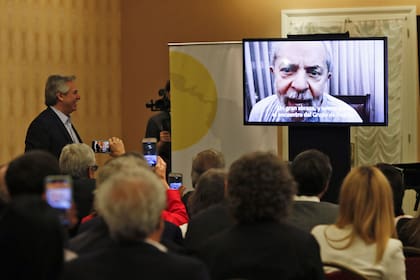Alberto Fernández, mientras miraba el video de Lula da Silva en la cumbre del Grupo de Puebla